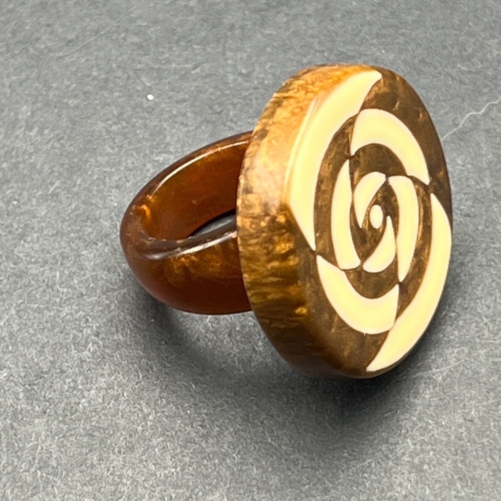 Vintage Carved Wood Inlay Ring Spiral Design Size 5 1/4 Brown Cream Artisan‎